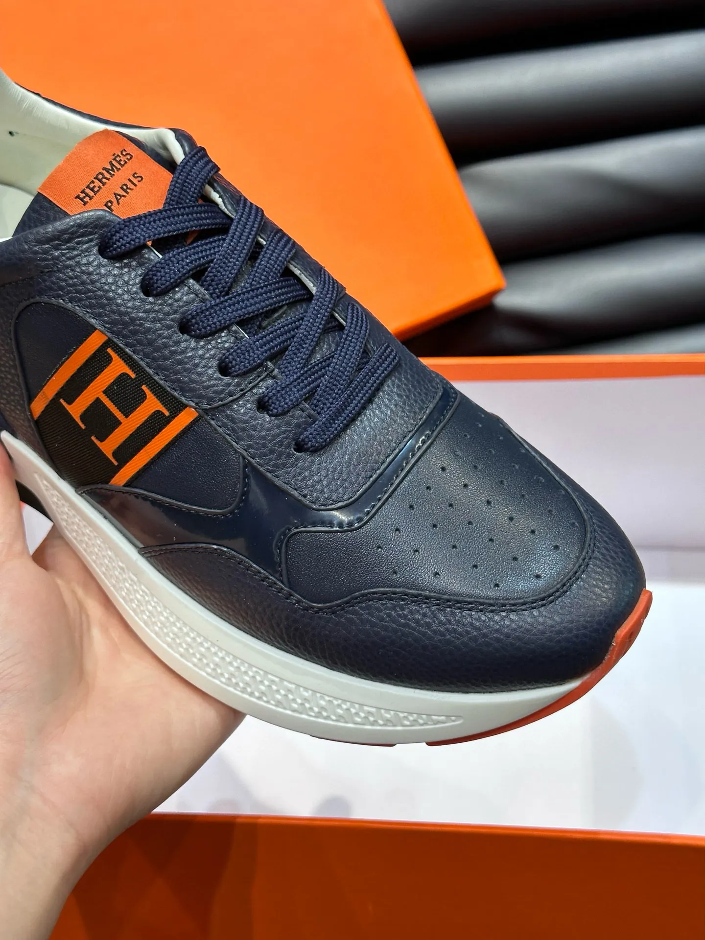 Factory price: 540💰HERMES/Hermes Hugo thick-soled sneakers are casual men's shoes. These sneakers are made of imported first-layer cowhide leather and breathable mesh design. The contrasting color design creates a dynamic and modern shape. The front end of the toe is decorated with natural-color rubber inlays. The style is novel and fashionable. The texture is incomparable, with cowhide lining and cowhide foot pads, the upper foot is comfortable and breathable, and the rubber sole is decorated with geometric patterns and iconic "H" details. A very personal one! Size: 39-44 (customized at 38.45)
